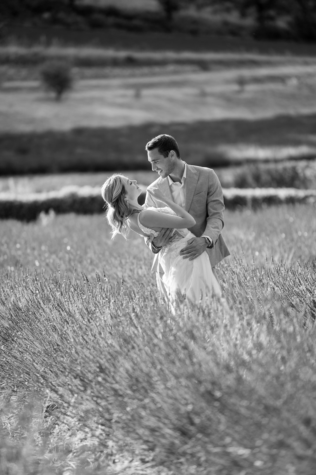 photographe couple marié dans lavande Provence