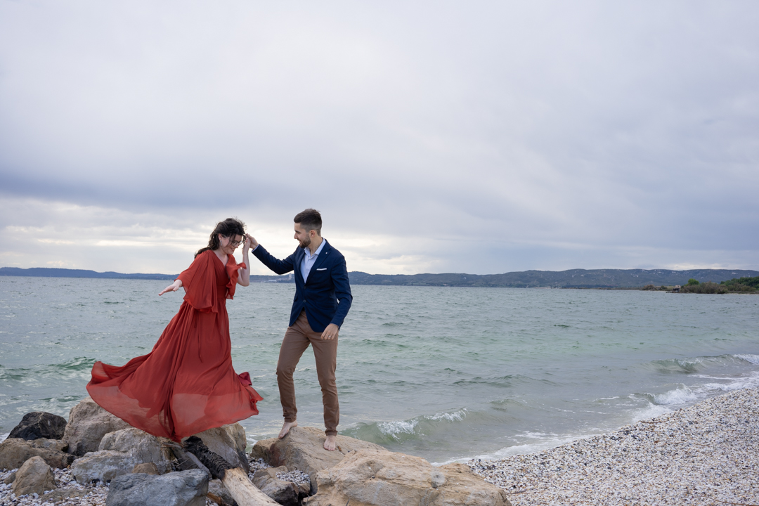 photo de couple au bord de l'eau dans les Bouches du Rhône